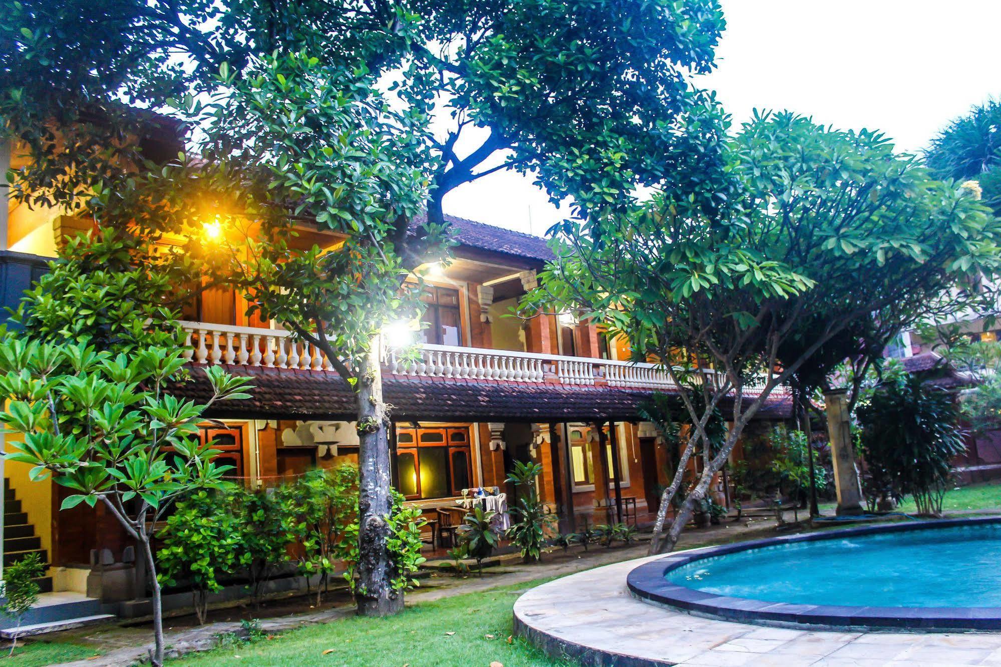 Budhi Beach Inn Kuta  Exterior photo